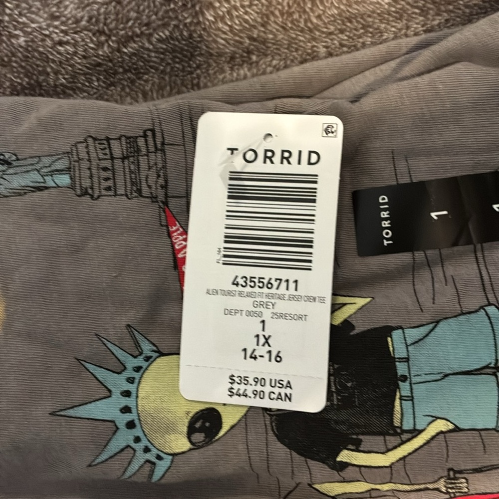 Torrid NYC alien tee. - Picture 2 of 2